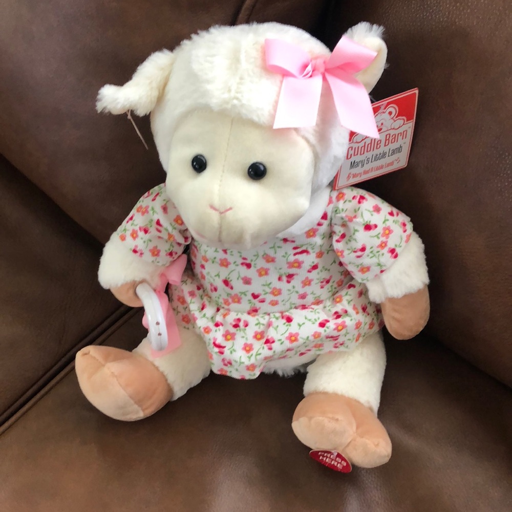 Cuddle Barn Plays “Mary had a little lamb”